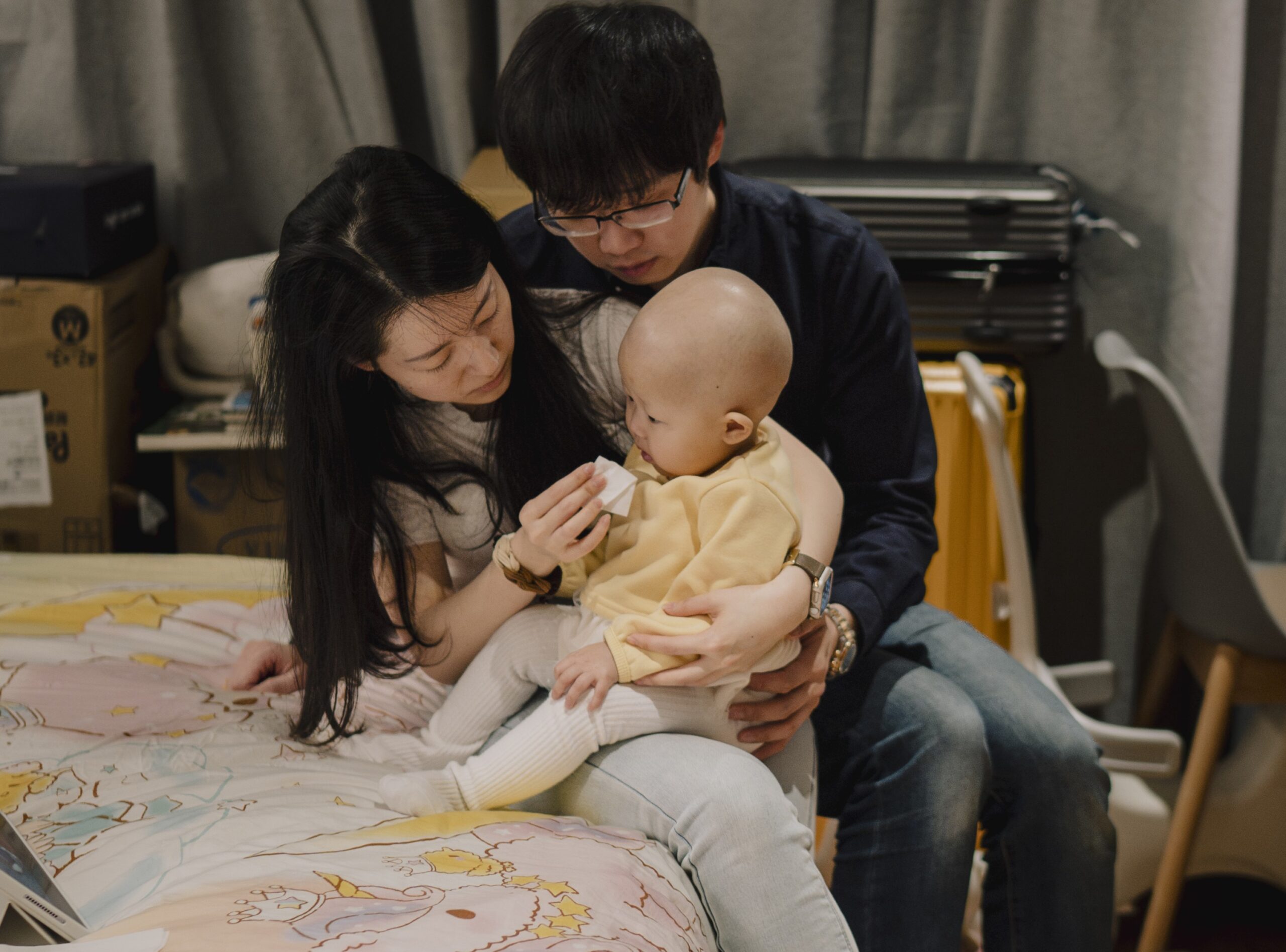 36_FamilyInBedroom_crop3